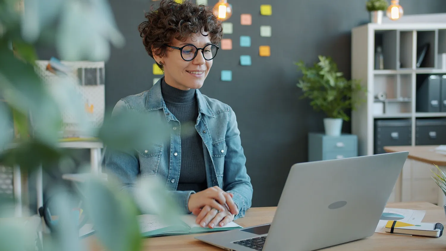 Lehrerin arbeitet am Laptop und bereitet Unterricht vor